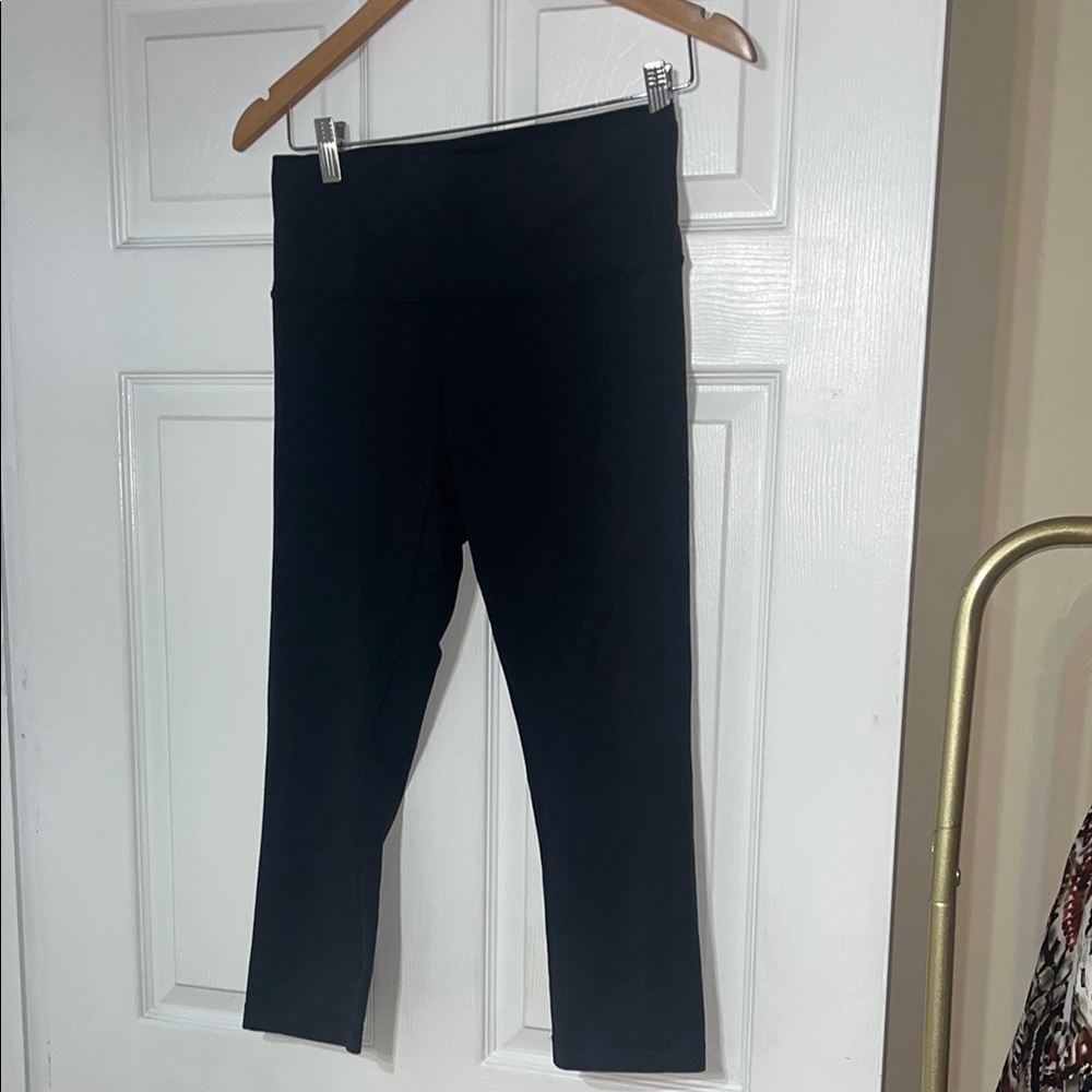 4 Lululemon Black High-Waisted cropped Leggings